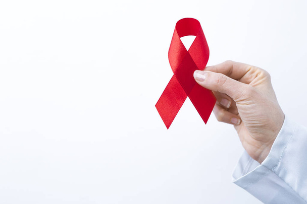 Rotes Band zum Welt-Aids-Tag. - Foto, Bild