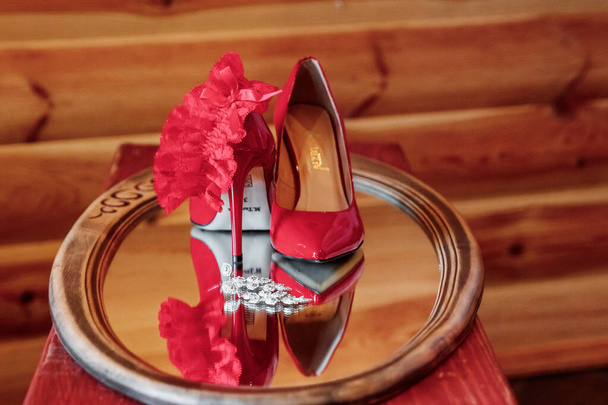 композиция - свадебная обувь с декором и аксессуарами. Концепция брака, семейных отношений, свадебных принадлежностей
. - Фото, изображение