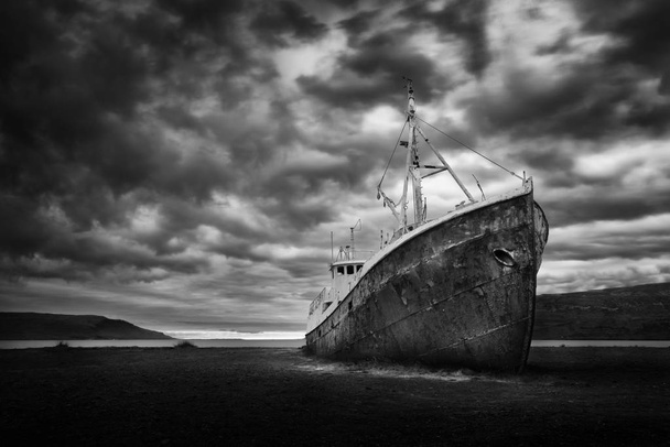 Verlassenes trostloses Schiff in schwarz-weißer Farbe - Foto, Bild