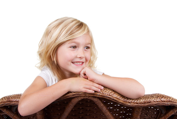 Menina sentada em uma cadeira
 - Foto, Imagem