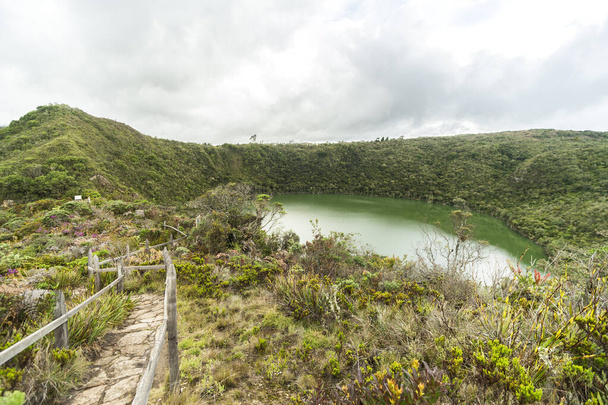 セスキレ,クディンマルカ島のグアタヴィタ湖の自然景観-コロンビア. - 写真・画像
