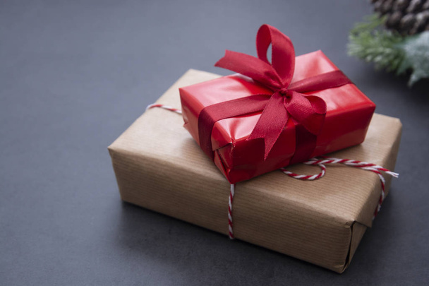 Sfondo natalizio con scatole regalo artigianali, rami di abete e pigne. Biglietto di auguri vacanze invernali con regalo
 - Foto, immagini