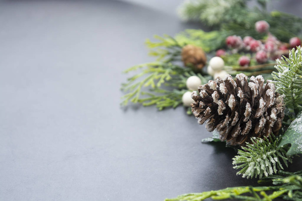 Χριστουγεννιάτικα κλαδιά ελάτης, χειμωνιάτικο φόντο πάνω από γκρίζα σανίδα, αντίγραφο χώρου. Χειμερινή ευχετήρια κάρτα, χειμερινές διακοπές. - Φωτογραφία, εικόνα