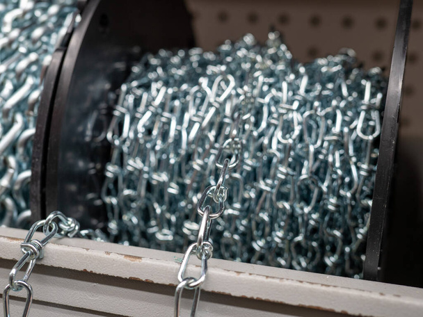 Rouleau de chaîne en acier assis dans la zone de stockage intérieure enroulé et enroulé
 - Photo, image