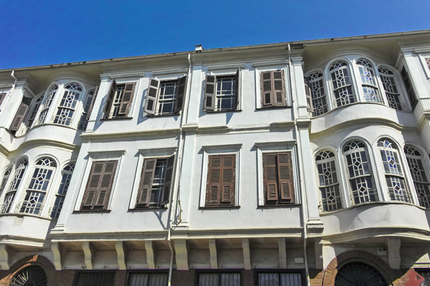 rue et bâtiment dans la ville haute de Thessalonique, Greec
 - Photo, image