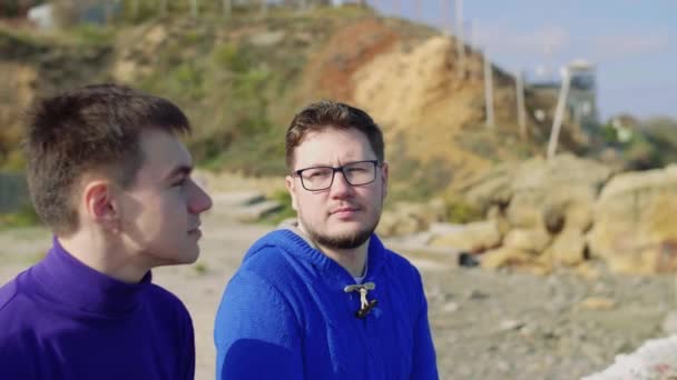 Zwei Schwule sitzen auf See - Filmmaterial, Video