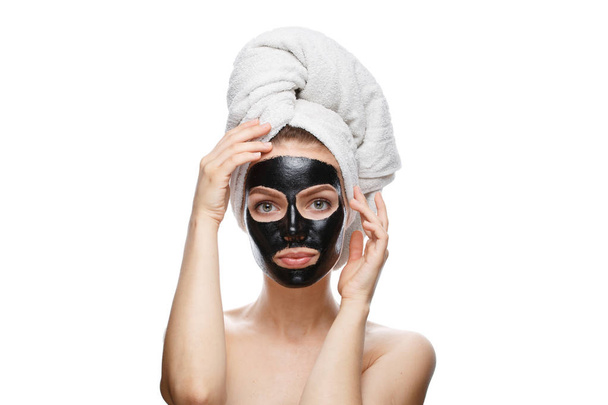 girl with black cosmetic mask on face - 写真・画像