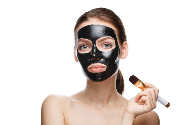 dziewczyna z czarną maską kosmetyczną na twarzy - Zdjęcie, obraz