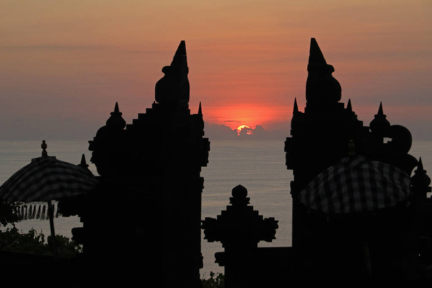 Puesta del sol, vista desde Uluwatu, Península de Bukit, Bali, Indonesia
 - Foto, Imagen