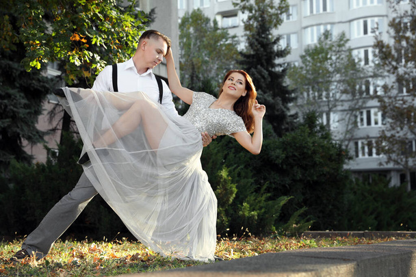 Gyönyörű fiatal pár gyakorló tánc mozog a szabadban - Fotó, kép