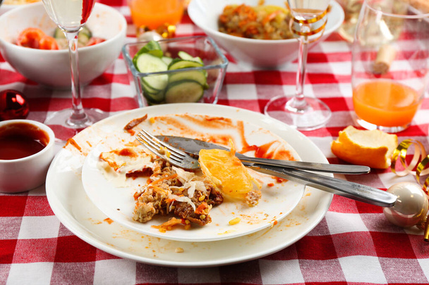 Залишки їжі після вечірки на столі з картатою тканиною, крупним планом
 - Фото, зображення