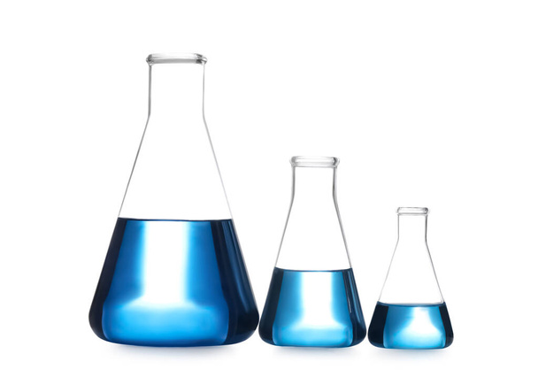 Frascos cónicos con líquido azul aislado sobre blanco. Artículos de vidrio de laboratorio
 - Foto, Imagen