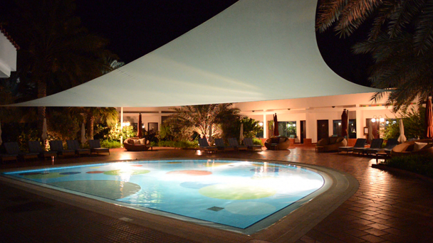 das Schwimmbad im Luxushotel in nächtlicher Beleuchtung, ajman, uae - Filmmaterial, Video