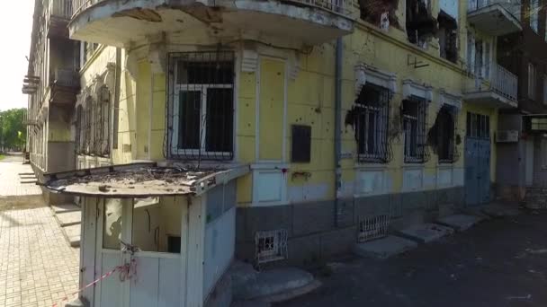 Letecký pohled. Zřícenina budov po válce na Ukrajině.Mariupol policejní budova po ostřelování. - Záběry, video