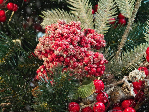 Weihnachtsbaum dekoriert mit Glitzer, Lichtern und Glaskugeln für die Weihnachts- und Neujahrsfeier - Foto, Bild