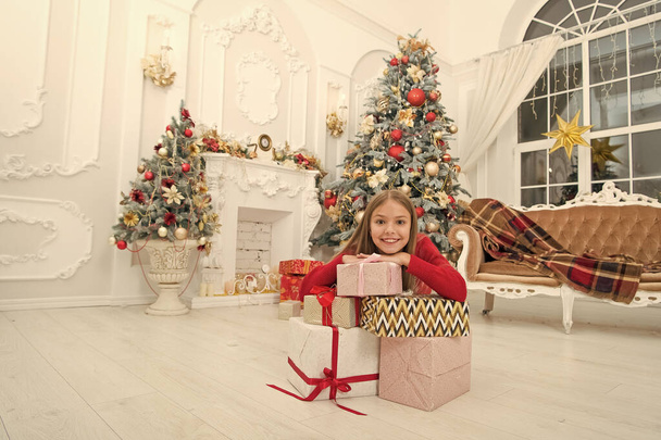 xmas online shopping. Family holiday. Christmas tree and presents. Happy new year. Winter. Tis the season to be Jolly. The morning before Xmas. Little girl. Child enjoy the holiday - Foto, Imagen