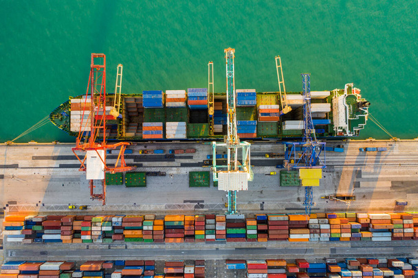 Luftaufnahme des Containerterminals der Hafenstadt Valencia und des Schiffes während der Beladung. - Foto, Bild