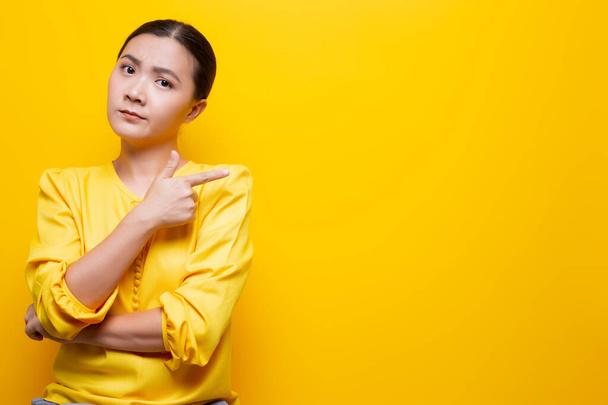 Γυναίκα αισθάνεται σύγχυση απομονωμένη πάνω από κίτρινο φόντο - Φωτογραφία, εικόνα