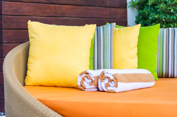 Sonnenschirm und Liegestuhl rund um das Freibad im Hotel re - Foto, Bild