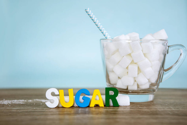 Cubo de açúcar branco e bloco de alfabeto colorido de palavra SUGAR no wo - Foto, Imagem