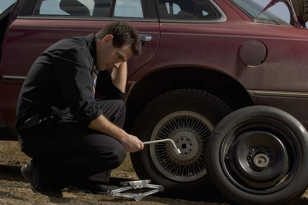 Homme d'affaires Changer un pneu
 - Photo, image