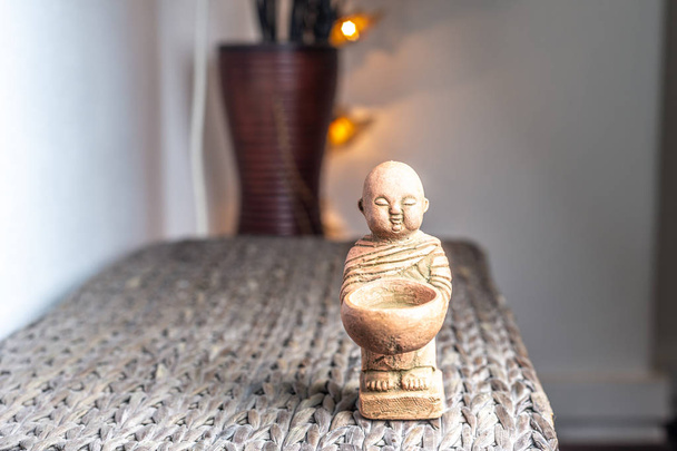 Kodin koriste pysyvän pienoiskoossa munkki patsas
 - Valokuva, kuva