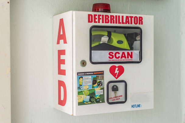 Automatisierter externer Defibrillator in einer gesicherten Box. - Foto, Bild