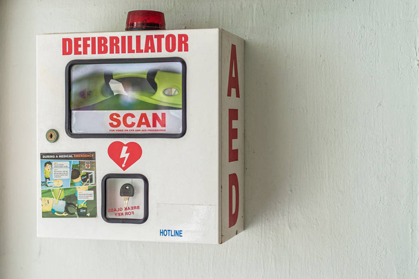 Güvenli bir kutuda otomatik dış defibrilatör. - Fotoğraf, Görsel
