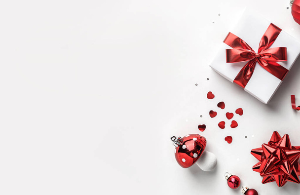 Coffrets cadeaux de Noël avec ruban rouge, étincelles, confettis et décoration sur fond blanc. Noël et bonne année de vacances. Couché plat, vue du dessus - Photo, image