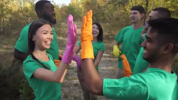Pessoas multirraciais alegres alta cinco após a limpeza
 - Filmagem, Vídeo