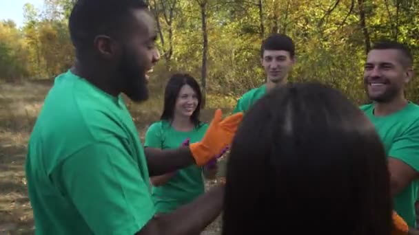 Ευτυχής ποικιλόμορφη ομάδα παλαμάκια μετά τον καθαρισμό των δασών - Πλάνα, βίντεο