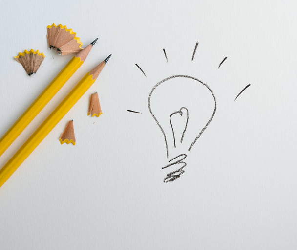 o lápis amarelo com a mão desenhada uma lâmpada, criativo innov - Foto, Imagem