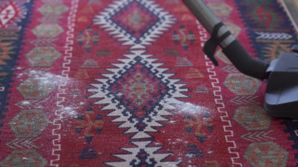 háziasszony porszívózás kiömlött gabona a szőnyeg a konyhában, lassított felvétel - Felvétel, videó
