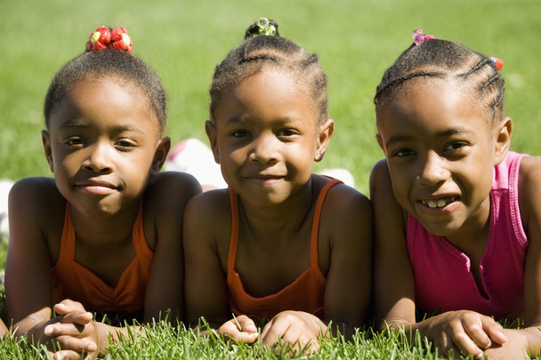tři dívky na trávě - Fotografie, Obrázek