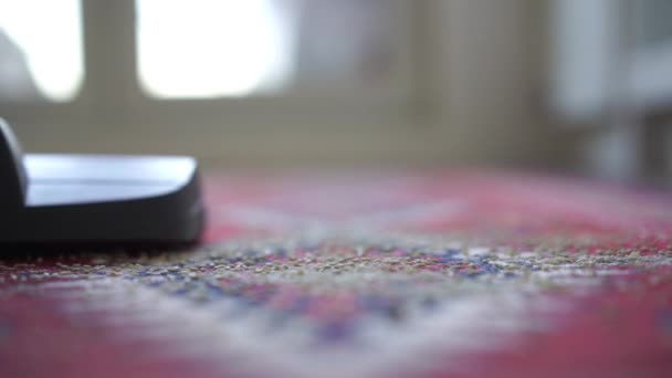 háziasszony porszívózás szőnyeg otthon, lassított felvétel - Felvétel, videó