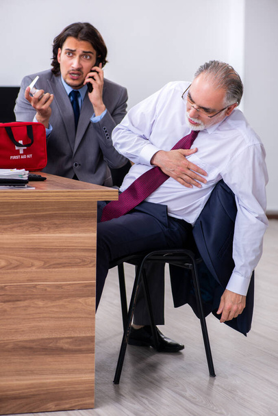 Empleado masculino que sufre un ataque al corazón en la oficina - Foto, imagen