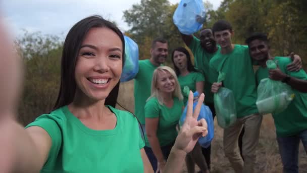Szczęśliwy zróżnicowany zespół wolontariuszy pozowanie do selfie - Materiał filmowy, wideo