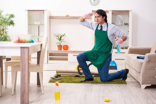 Jeune homme d'affaires nettoyer la maison
 - Photo, image