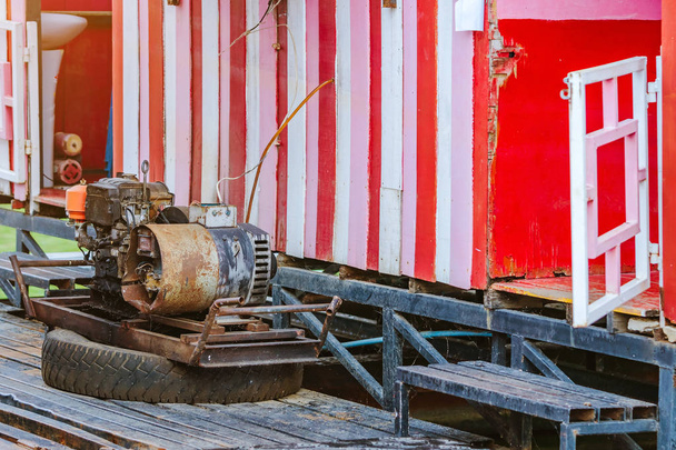El viejo generador de electricidad para casa balsa de madera flotante mediante el uso de barco de remolque
. - Foto, Imagen