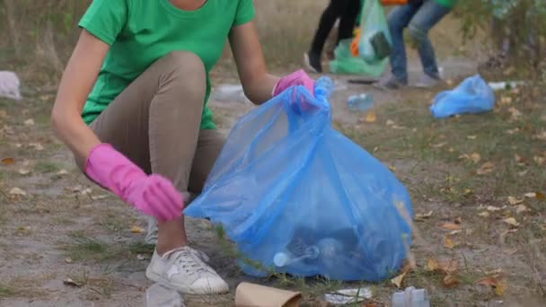 Asijské žena a další dobrovolníci sbírání odpadky - Záběry, video