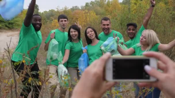 Πολυφυλετικοί εθελοντές ποζάρουν για φωτογραφία στη φύση - Πλάνα, βίντεο