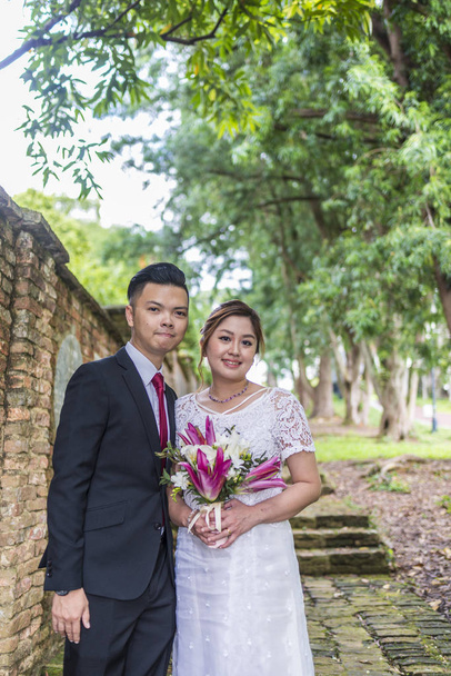 アジアの愛するカップル結婚式の前の屋外写真撮影. - 写真・画像