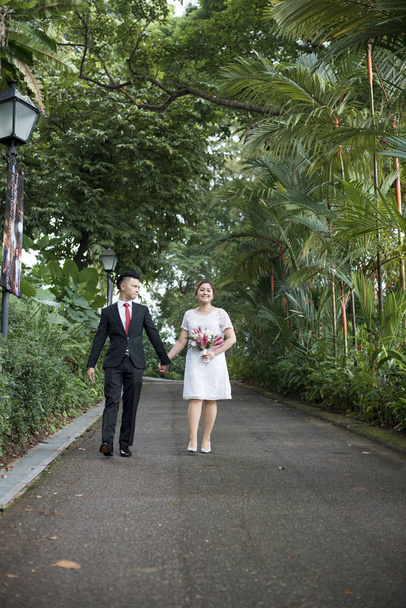 Asiatico amorevole coppia pre-matrimonio servizio fotografico all'aperto. Ritratti casuali di persone reali naturali
. - Foto, immagini