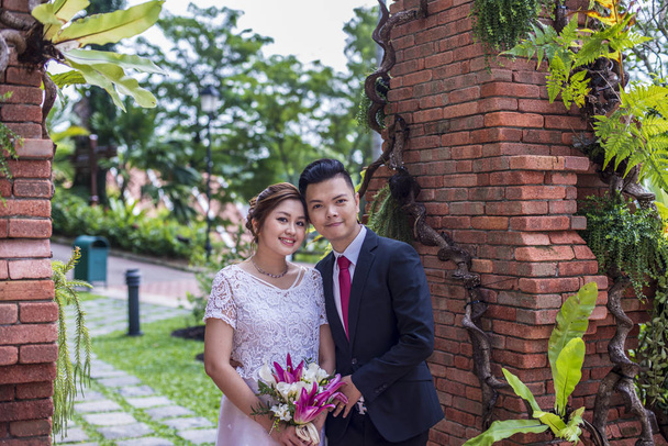 Asiática amante pareja pre-boda al aire libre sesión de fotos. Casuales personas naturales reales retratos
. - Foto, imagen