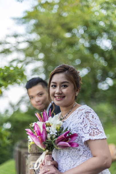 asiatische liebende Paar vor der Hochzeit Outdoor-Fotoshooting. Natürliche Porträts echter Menschen. - Foto, Bild