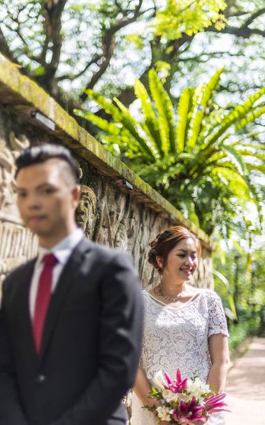 Азійська пара перед весіллям на вулиці фотосесія. - Фото, зображення