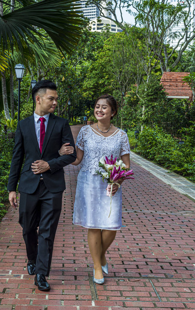 Asyalı sevgili çift düğün öncesi açık hava fotoğraf çekimi. - Fotoğraf, Görsel