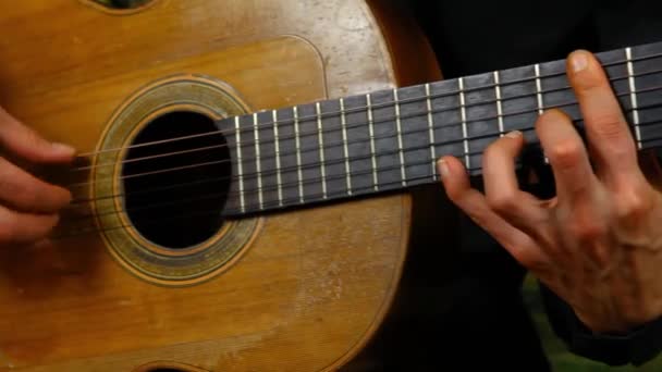 Muž hraje doma na klasickou kytaru - Záběry, video