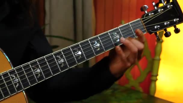 Az ember otthon akusztikus gitározik. - Felvétel, videó