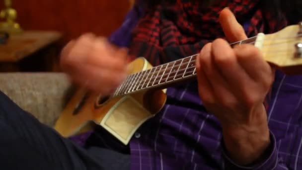 Man playing ukulele in living room. - Footage, Video